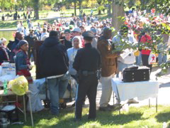 Cop chats with vendor
